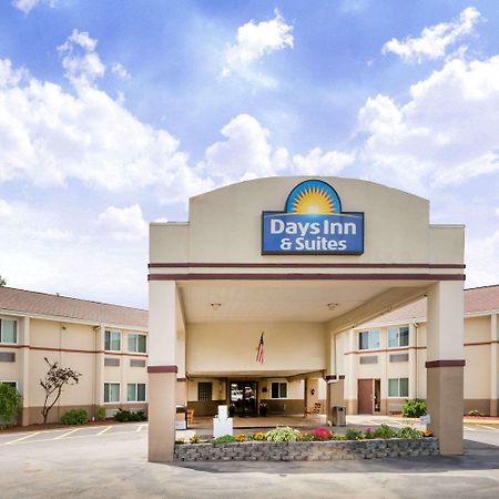 Days Inn & Suites By Wyndham Bridgeport - Clarksburg Esterno foto