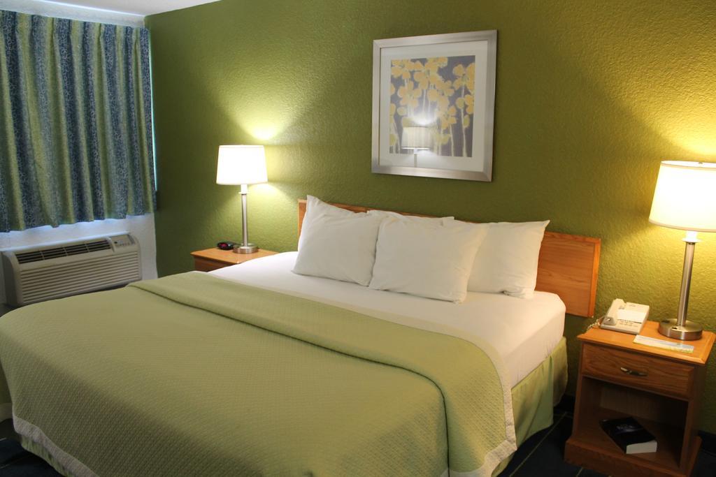 Days Inn & Suites By Wyndham Bridgeport - Clarksburg Esterno foto