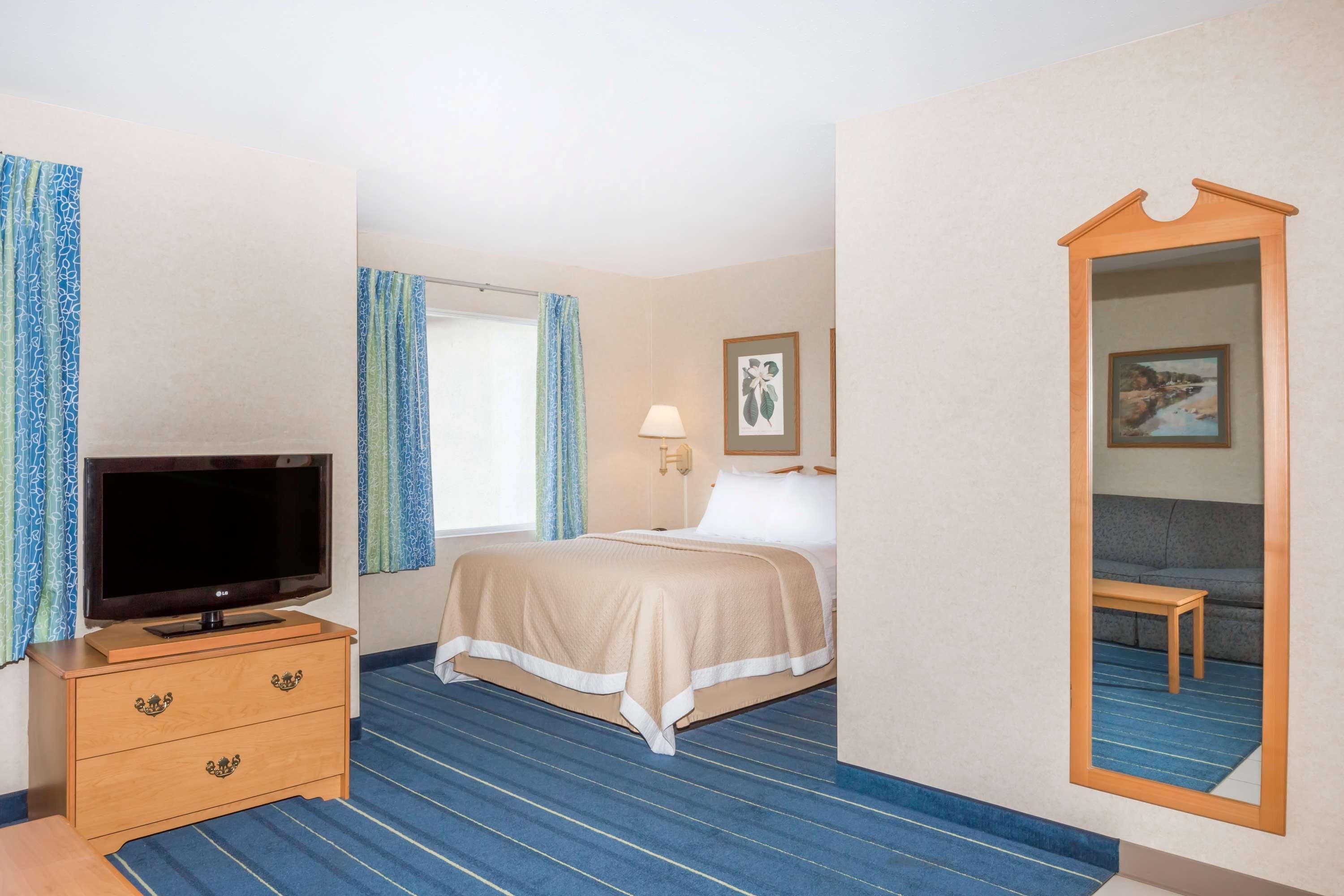 Days Inn & Suites By Wyndham Bridgeport - Clarksburg Esterno foto