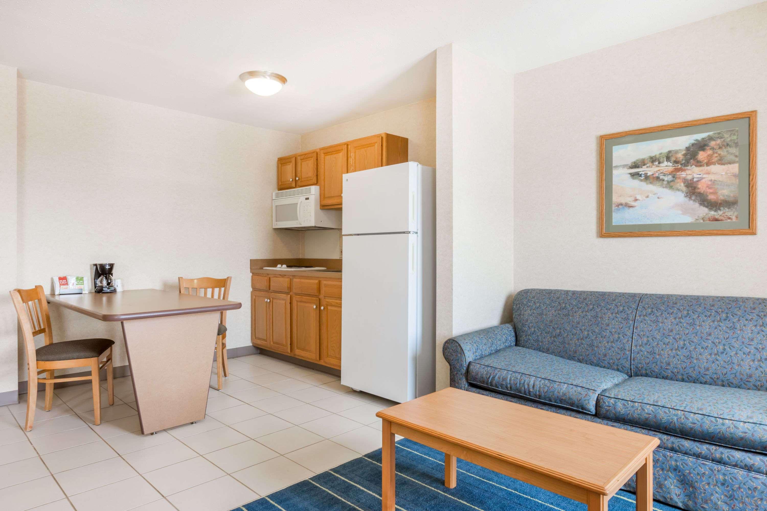 Days Inn & Suites By Wyndham Bridgeport - Clarksburg Esterno foto