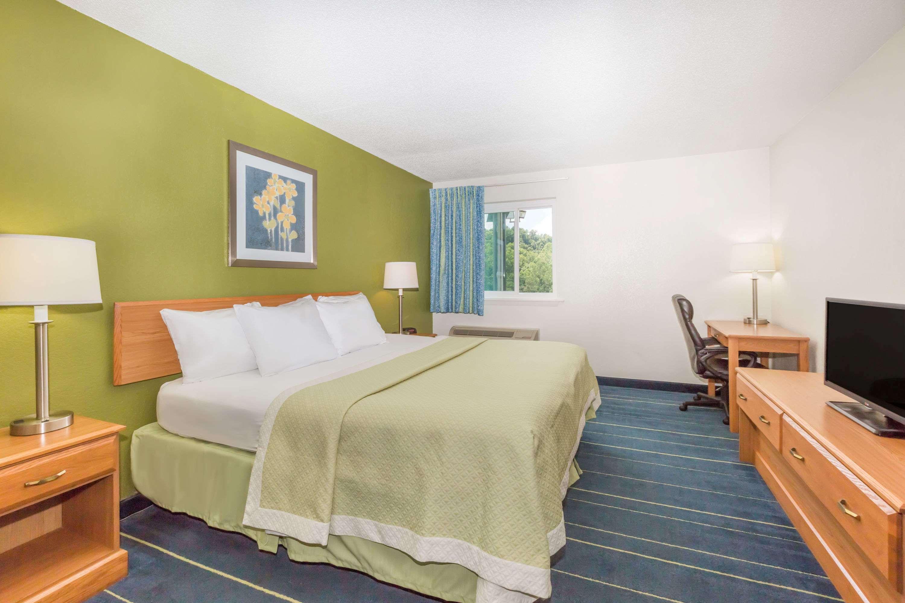 Days Inn & Suites By Wyndham Bridgeport - Clarksburg Esterno foto