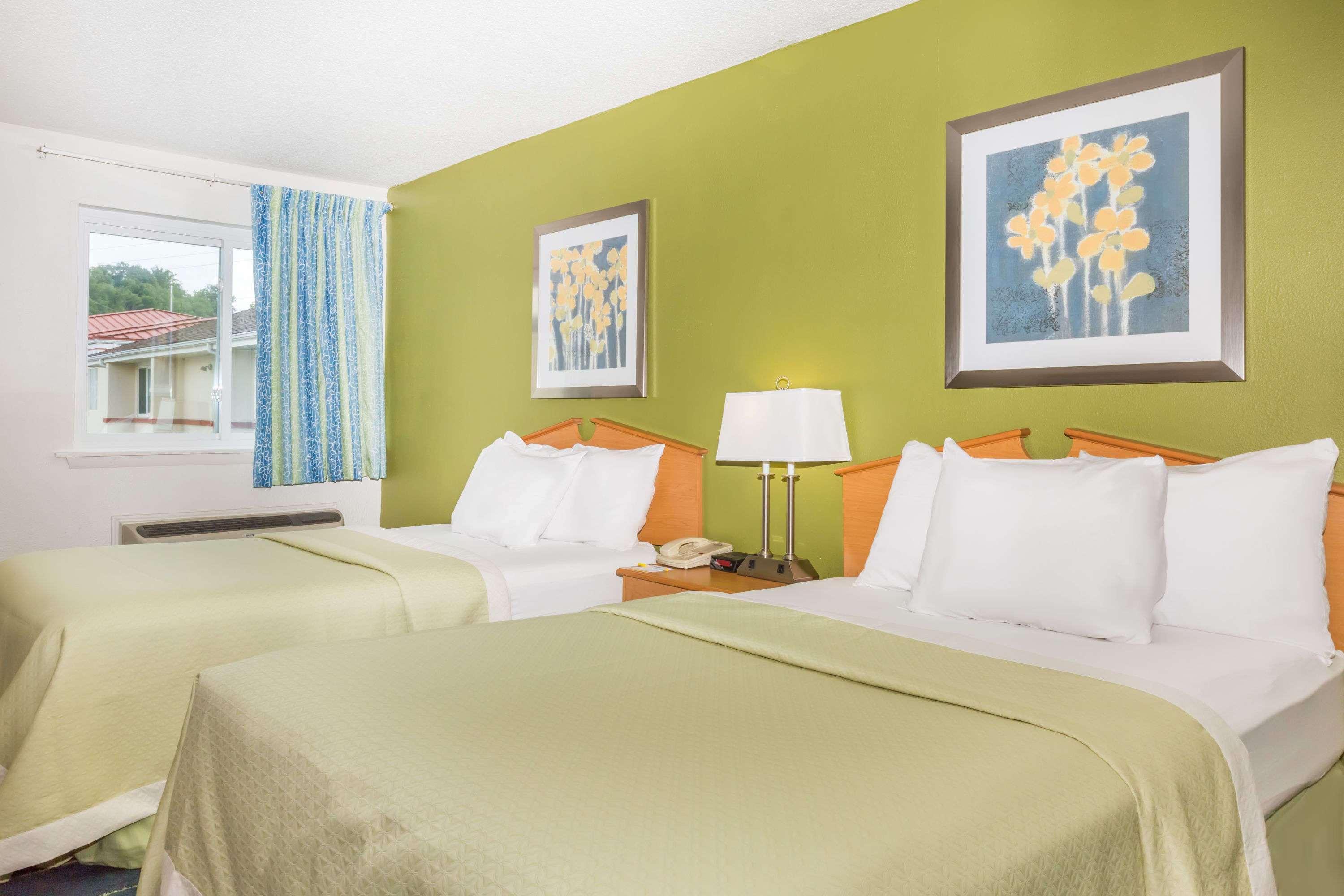 Days Inn & Suites By Wyndham Bridgeport - Clarksburg Esterno foto