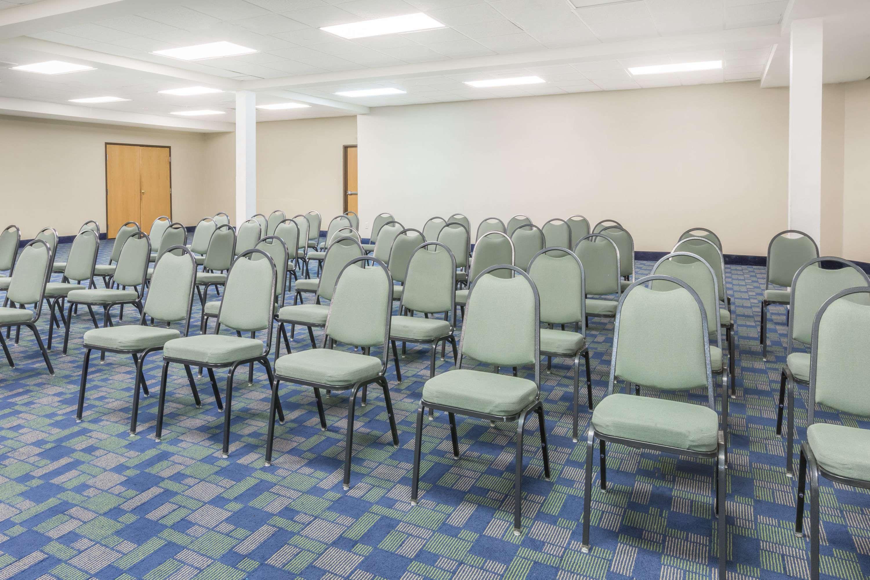 Days Inn & Suites By Wyndham Bridgeport - Clarksburg Esterno foto