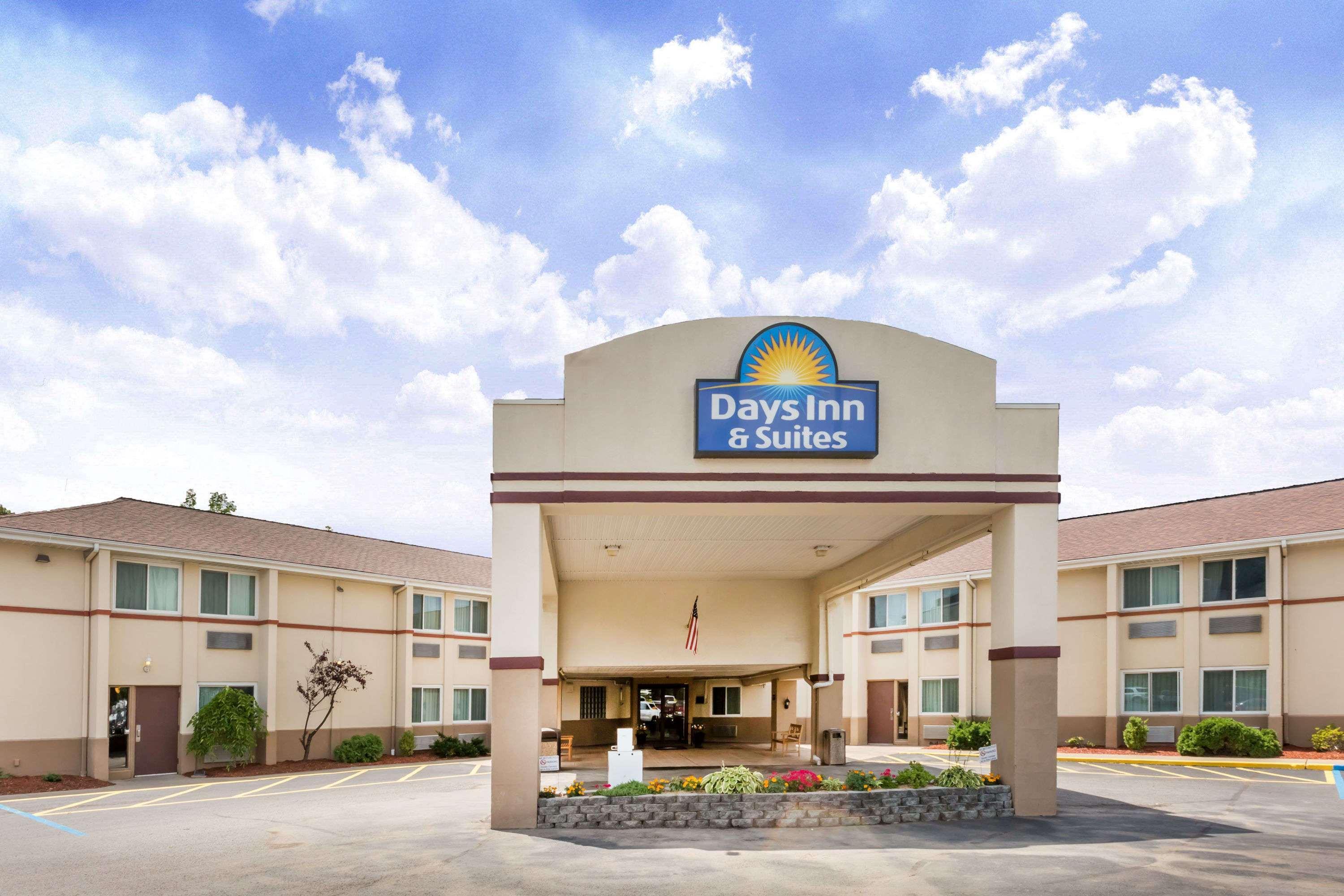 Days Inn & Suites By Wyndham Bridgeport - Clarksburg Esterno foto