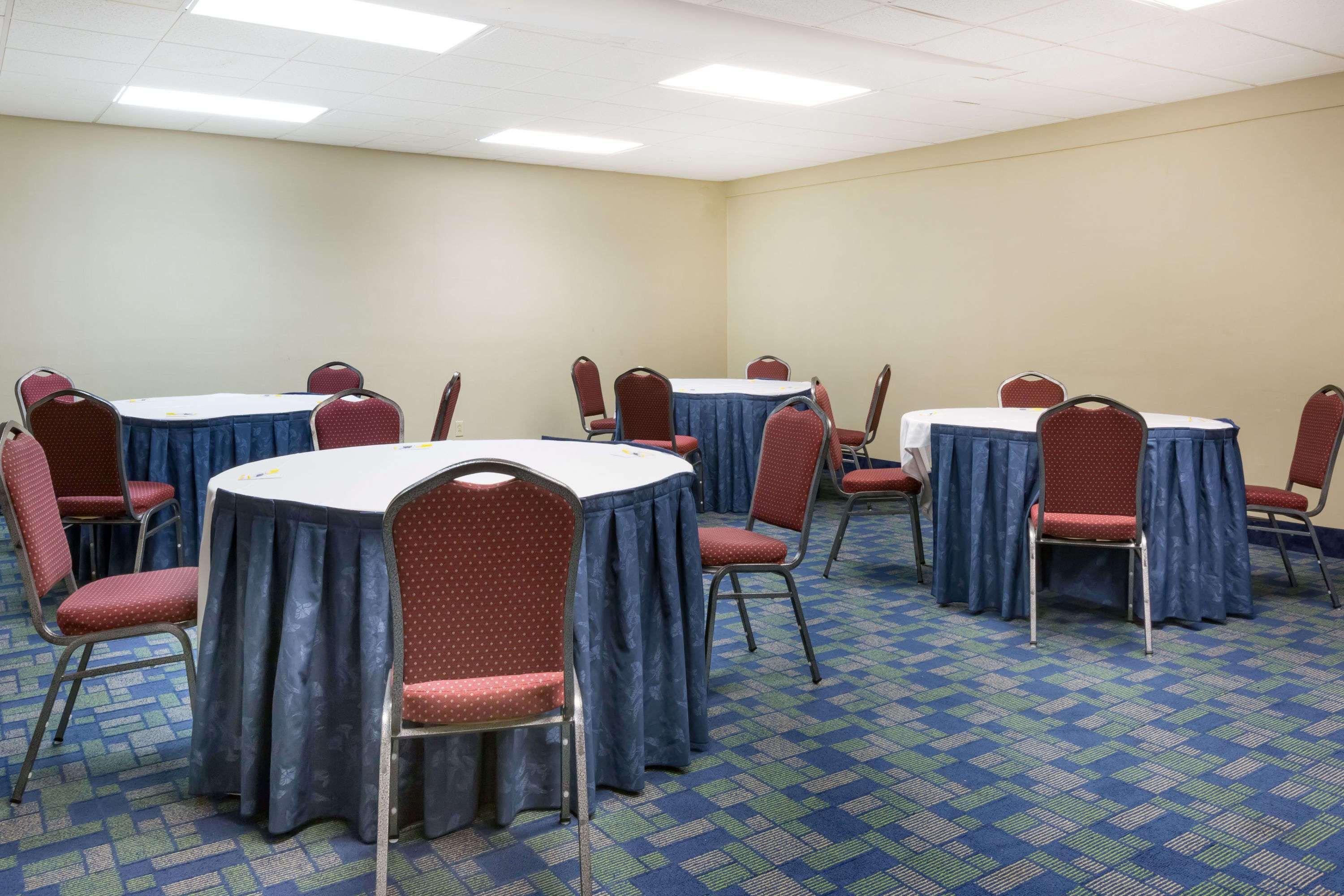 Days Inn & Suites By Wyndham Bridgeport - Clarksburg Esterno foto