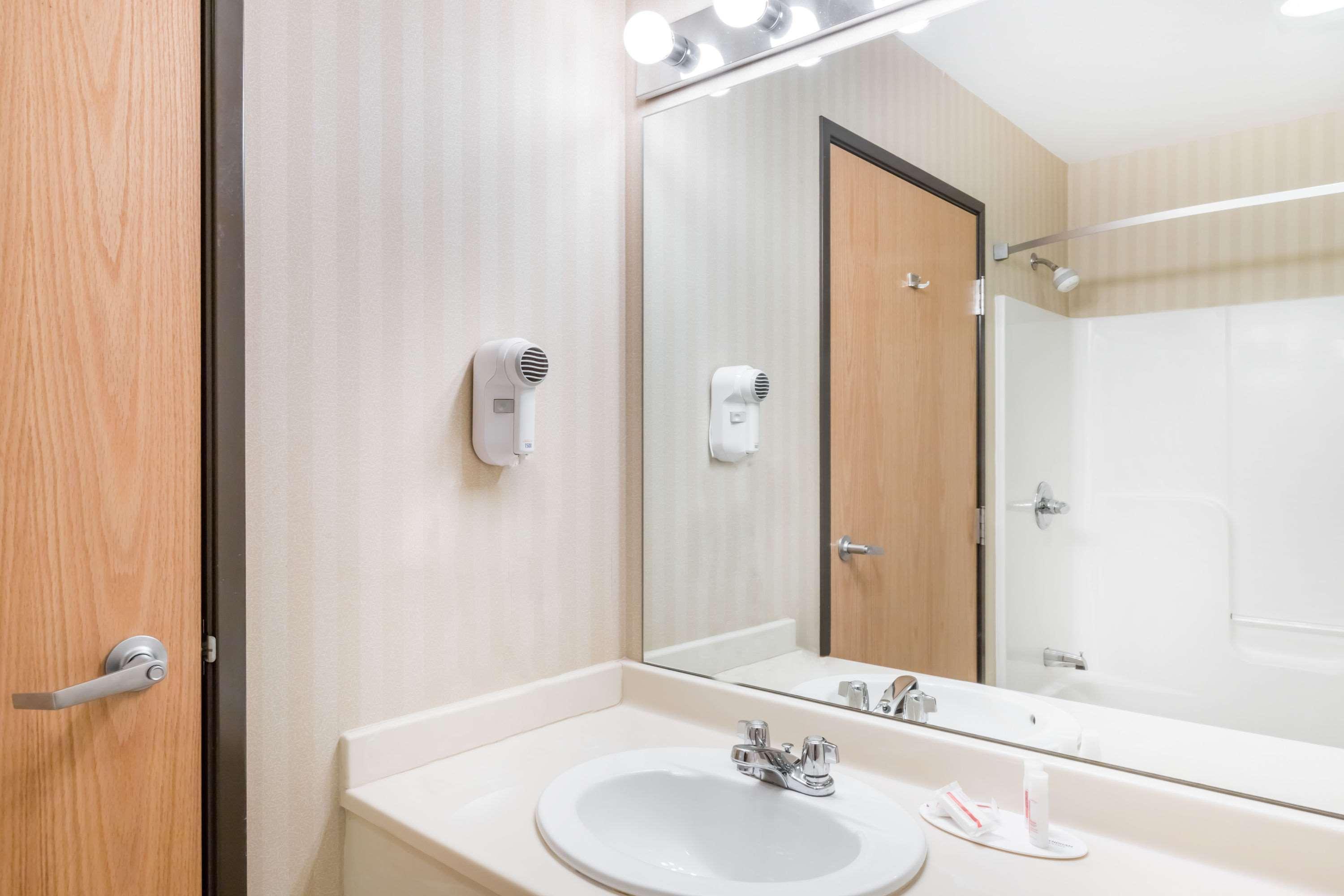 Days Inn & Suites By Wyndham Bridgeport - Clarksburg Esterno foto