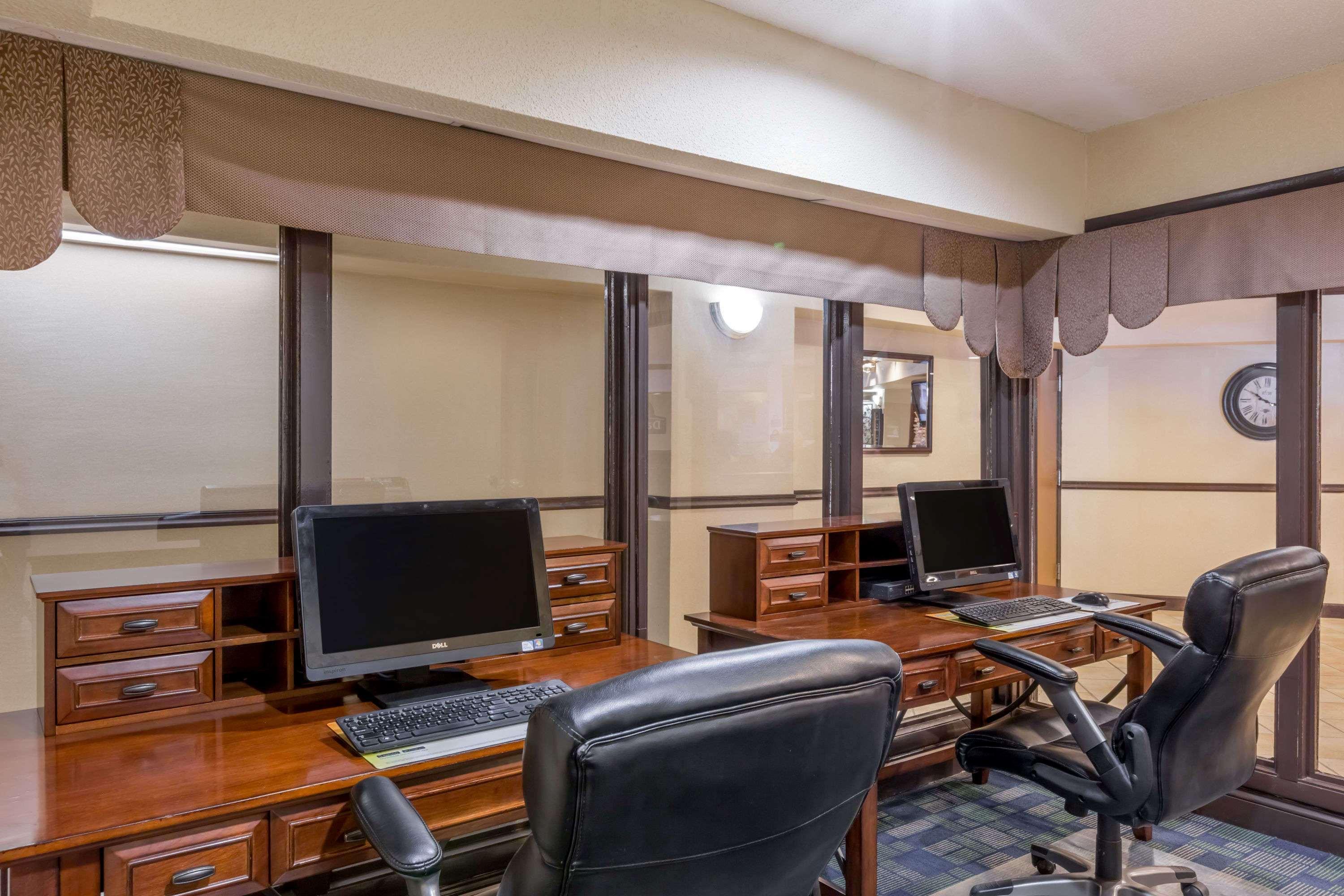 Days Inn & Suites By Wyndham Bridgeport - Clarksburg Esterno foto