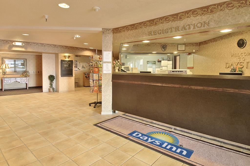Days Inn & Suites By Wyndham Bridgeport - Clarksburg Esterno foto