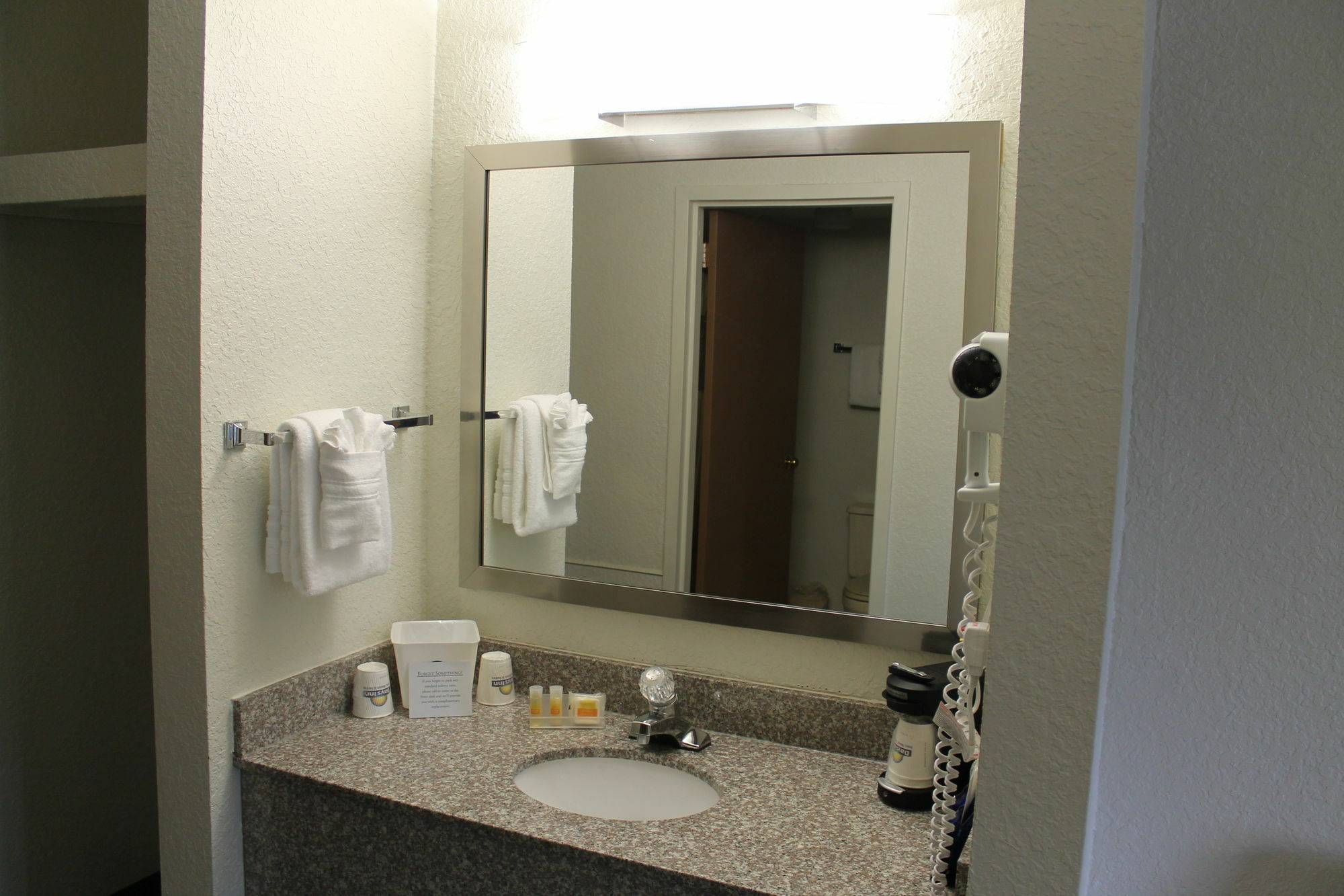 Days Inn & Suites By Wyndham Bridgeport - Clarksburg Esterno foto