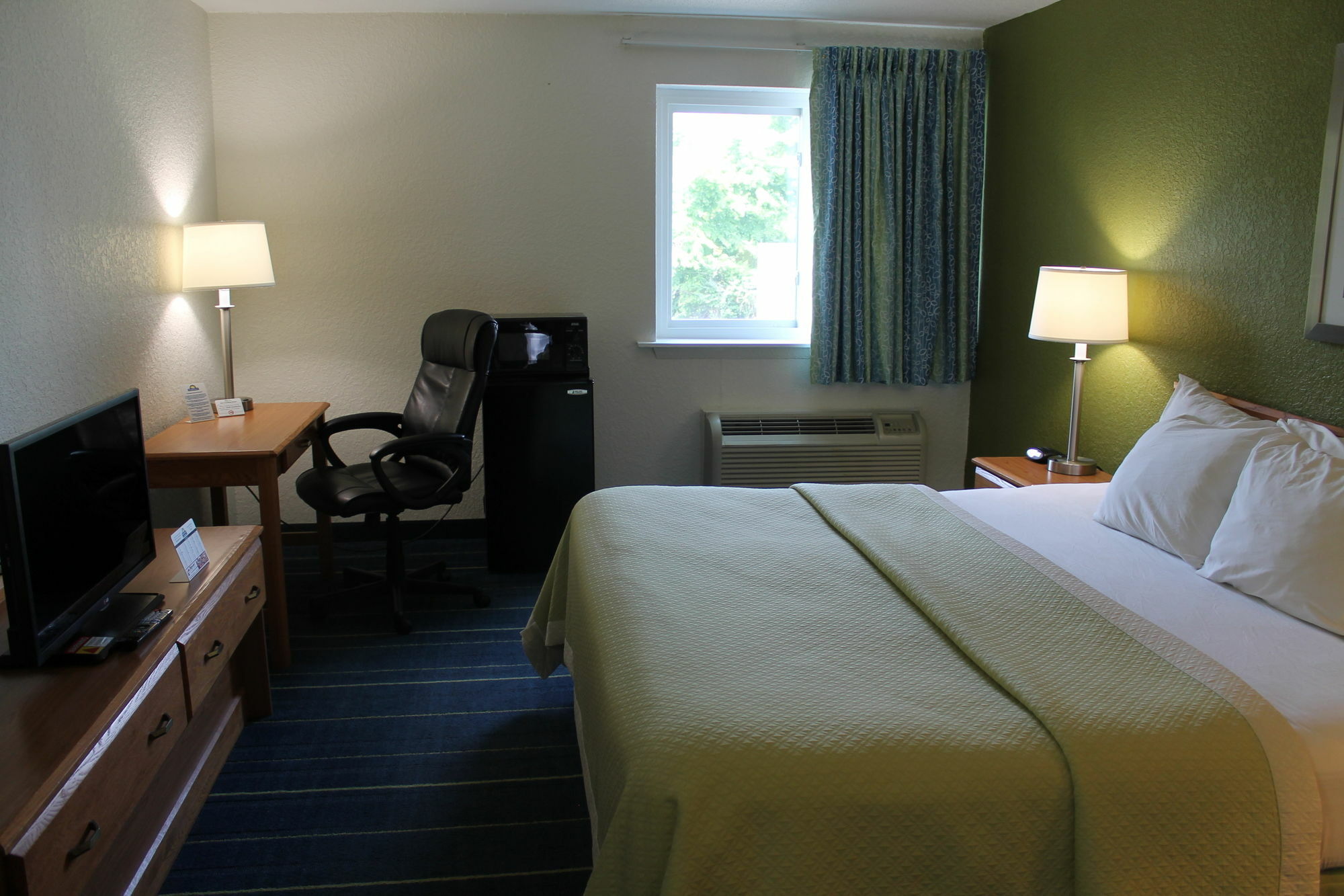 Days Inn & Suites By Wyndham Bridgeport - Clarksburg Esterno foto