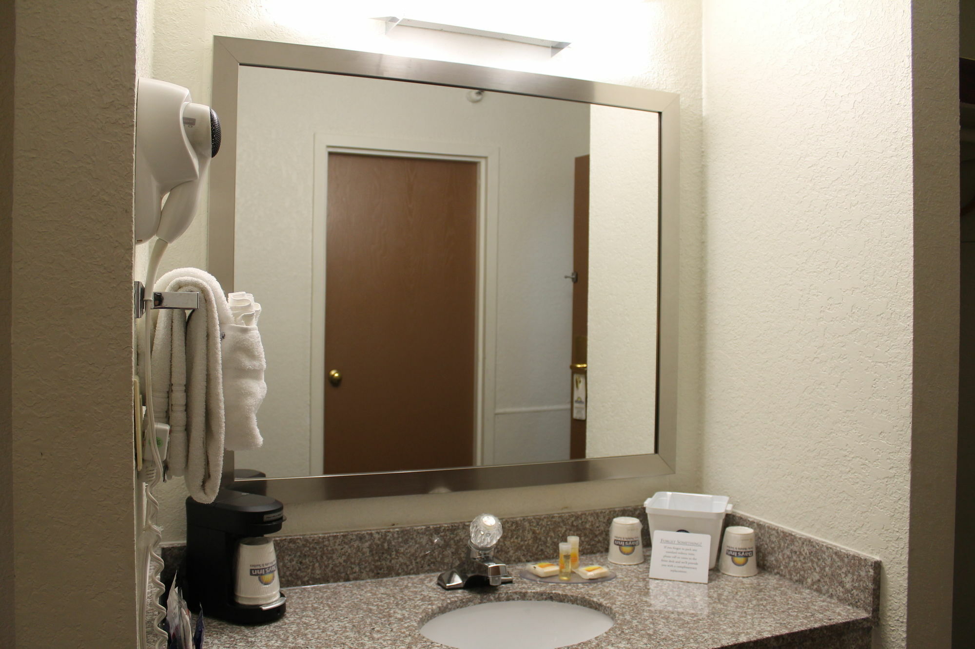 Days Inn & Suites By Wyndham Bridgeport - Clarksburg Esterno foto