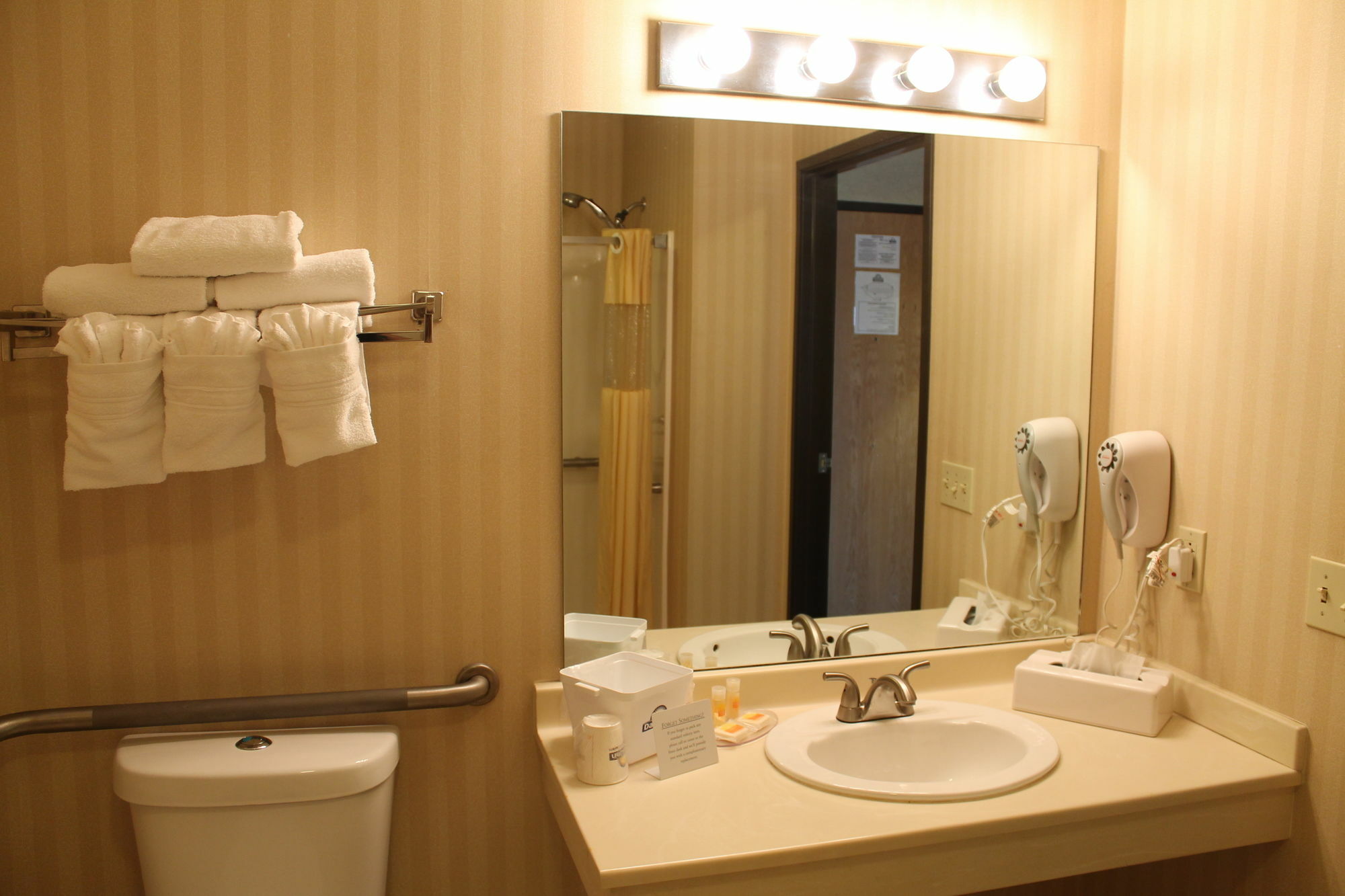 Days Inn & Suites By Wyndham Bridgeport - Clarksburg Esterno foto