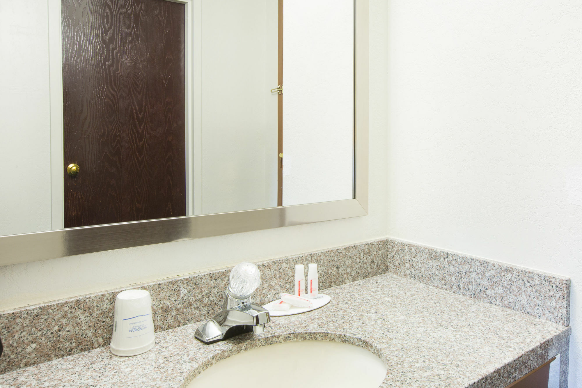 Days Inn & Suites By Wyndham Bridgeport - Clarksburg Esterno foto