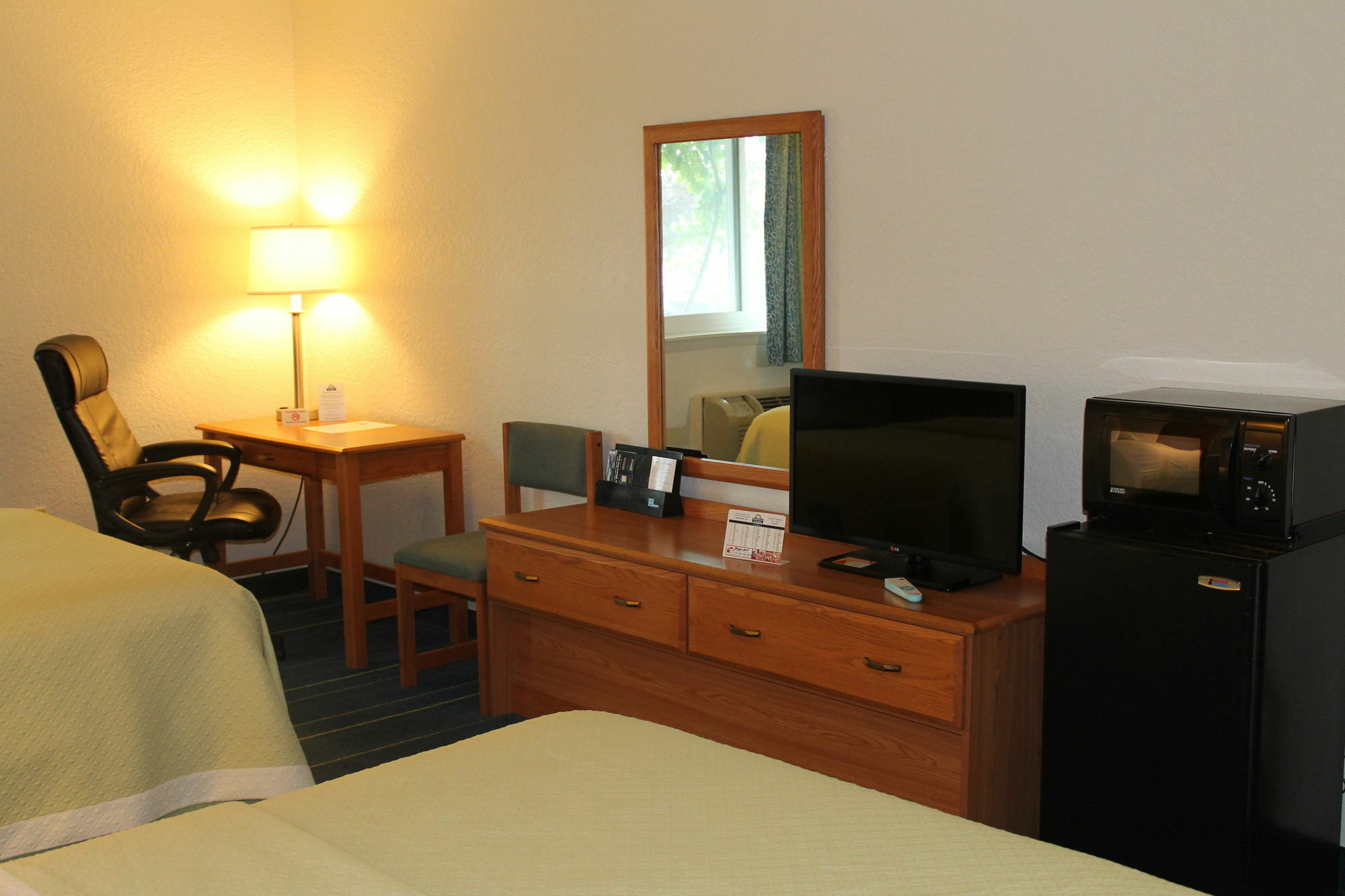 Days Inn & Suites By Wyndham Bridgeport - Clarksburg Esterno foto