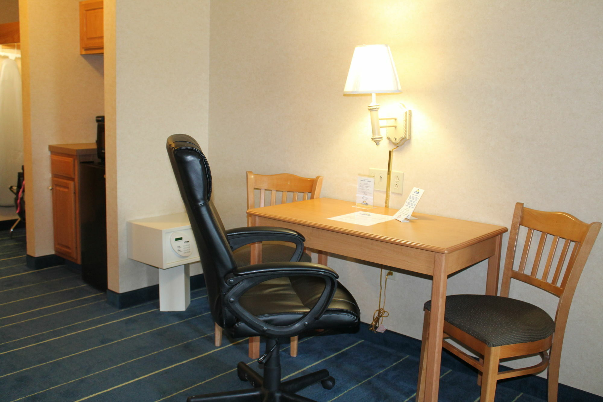 Days Inn & Suites By Wyndham Bridgeport - Clarksburg Esterno foto
